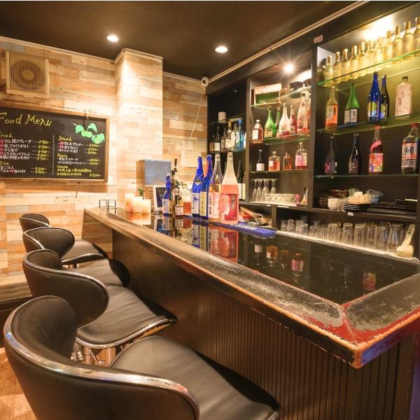 【おしゃれな雰囲気で。】バーとしての利用を楽しまれたい方にはカウンター席がおすすめです。店主やご友人との会話を楽しみながら至福のひと時をお過ごしください。