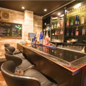 バーといえばカウンター。心落ち着くひとときをどうぞ。