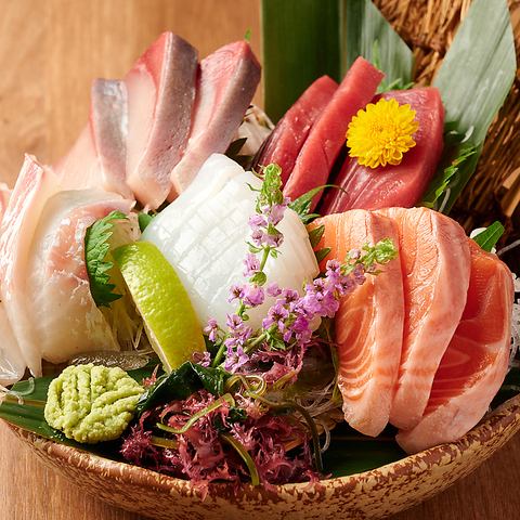 【当店自慢の刺身】職人が選び抜いた海の幸を贅沢に盛り付けた彩り刺身盛り合わせ