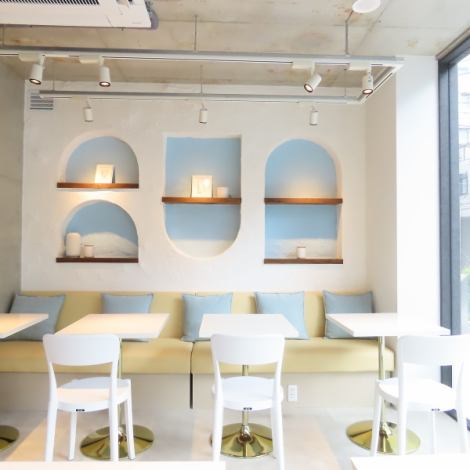 The interior is a clean and yogurt color scheme based on white and blue.Please relax in the bright interior, illuminated by the sunlight streaming in through the large windows.You can feel free to come alone.You can drop in any time between work, on your days off, or with friends.