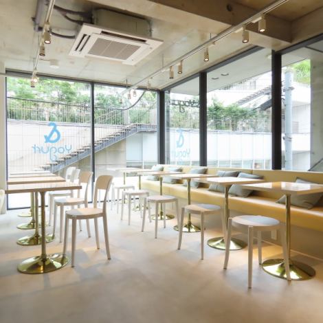 The interior of the restaurant is based on a clean white and blue theme, creating a luxurious yet comfortable space, perfect for everyday lunches and dinners.Head over to & Yogurt to try their evolved Greek yogurt.You can also order takeout via mobile order!