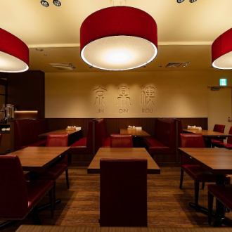 Seats suitable for dates ☆ Comfortable and lively conversations ♪ Chic main dining