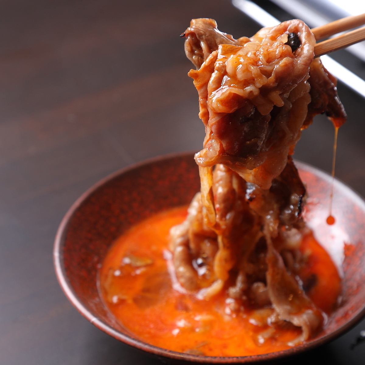 駅から五分。秘伝のタレ肉と炊き立てご飯が織りなす至福の時。