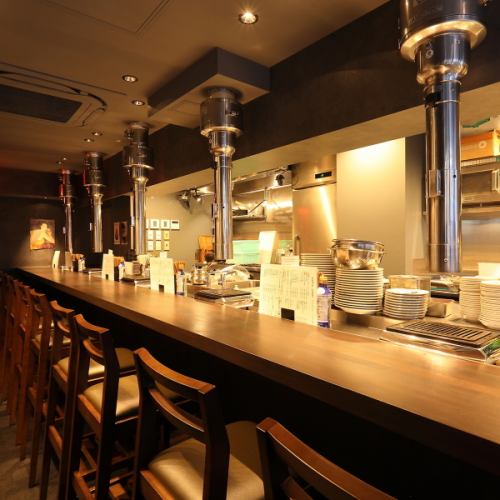 <p>厨房の活気と肉の焼ける音を間近に感じる、大人のカウンター席。二席に一台の専用ロースターを配し、自分たちのペースで最高の焼き加減を追求できます。炊きたての土鍋ご飯を待つ時間さえも贅沢に変える、計算されたパーソナルな空間で、大切な人との濃密な美食時間を。</p>