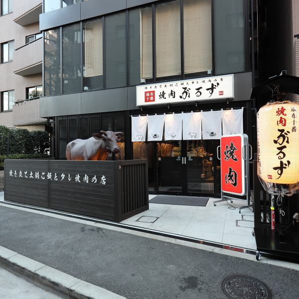 通りを歩けば目に飛び込んでくる、堂々とした等身大の牛の像。それは、提供する肉の品質に対する揺るぎない自信の表れです。この像を目印に暖簾をくぐれば、そこには炊きたての土鍋ご飯と秘伝のタレに彩られた至高の肉体験が待っています。1号店から引き継いだBULLSグループのランドマークと、心躍るひとときを。