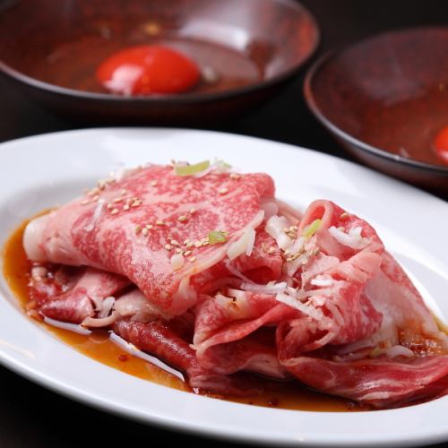 「麻布十番ブルズから引き継がれる無限ロース」薄切りロースに絡む秘伝のタレ。無限に続く魅惑の旨味。