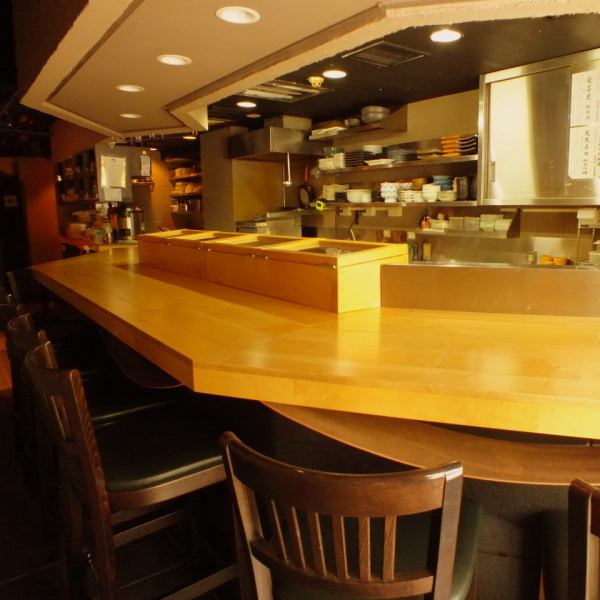 【Counter 10 seats】 Counter seats are perfect for single drinking and dating.Seats at the counter can enjoy the fresh fish and craftsmanship.