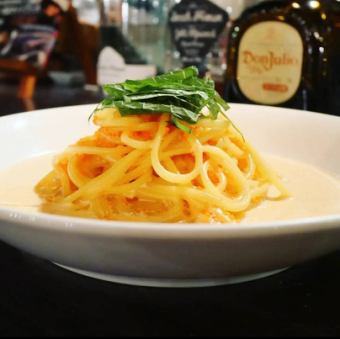 ウニととびこ、明太子のクリームパスタ