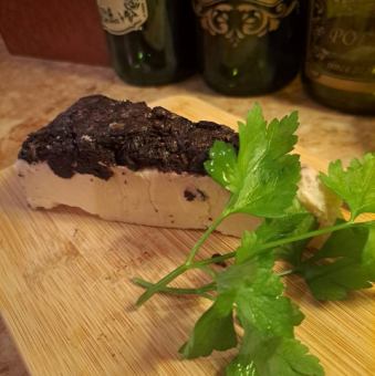 这次的奶酪是巴罗洛眼形奶酪(Occelli al Barolo)。