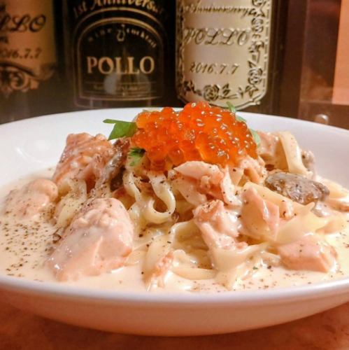 奶油意面配三文鱼、蘑菇和三文鱼籽