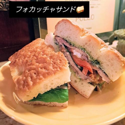 罗马一家小店的佛卡夏三明治（内含烤乳猪、奶酪、番茄、罗勒等）