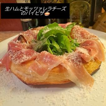 火腿和水牛马苏里拉奶酪馅饼披萨