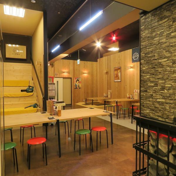 湯乃泉内の「らっこ食堂」は、サウナをイメージした清潔感のある空間です。心も体もリラックスした状態で、職人が作る本格的な中華や和食などを中心とした種類豊富なメニューをお楽しみください。お風呂に入らなくても、お食事処として普段使いも大歓迎ですよ！