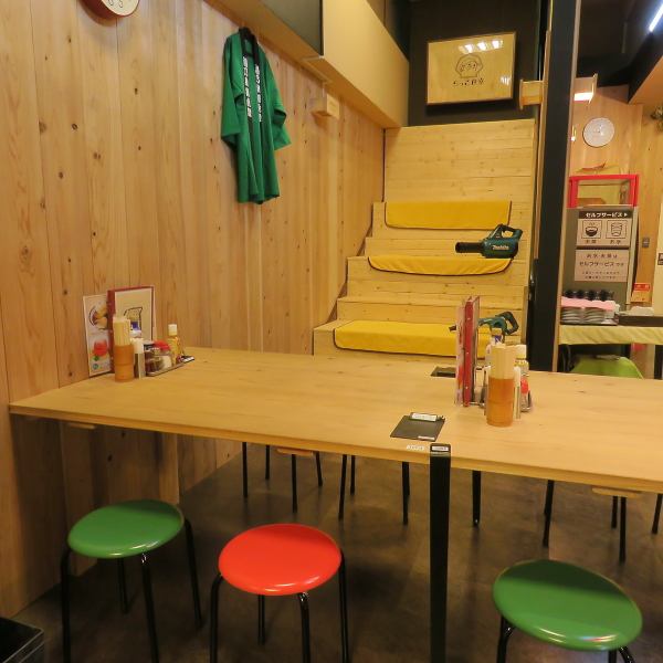 お客様に安心してお食事を楽しんでいただくため、隅々まで清潔感を保った空間づくりを心掛けております。また、お店では「醤油ラーメン」などのメニューを薄味に変更できたりとお客様の好みに合わせたサービスもご提供しています。どうぞごゆっくりお過ごしください◎