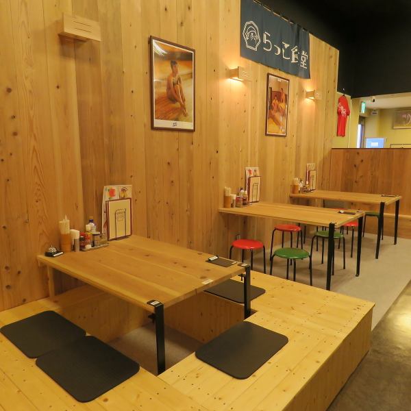 湯乃泉内にあるお食事処ですが、お風呂やサウナをご利用されないお客様のお食事のみの利用も歓迎です！お一人様でのご利用から団体様での宴会にも対応できる広い店内をご用意しております。本格料理のコース料理や豊富なおつまみで、楽しいひとときをお過ごしください♪