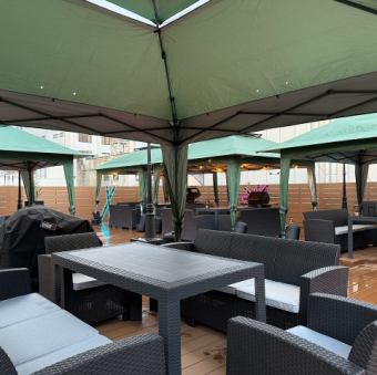 【8名様掛けテーブル×4卓】手ぶらで気軽にBBQを楽しむことができ、さらに、テントも設置しているため、急な雨でも安心してお楽しみいただけます。※写真はイメージです。