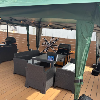 【8名様掛けテーブル×4卓】手ぶらで気軽にBBQを楽しむことができ、さらに、テントも設置しているため、急な雨でも安心してお楽しみいただけます。※写真はイメージです。
