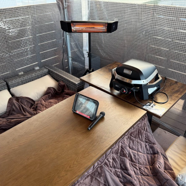 当店自慢の冬限定ビニールテント！こたつ・ヒーター完備で室内よりも暖かい空間となっております！都会でグランピング体験はいかがでしょうか！