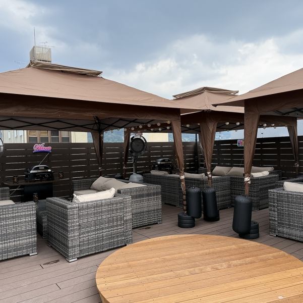 各種飲み会や宴会、打ち上げなど、さまざまなシーンに最適な場所です★ 大勢で楽しむなら、開放感あふれる野外BBQが最高!新鮮な食材を使って、仲間と共にワイワイ楽しむ時間は、心に残る特別な瞬間です。人数に応じてお席の調整も柔軟に行いますので、お気軽にご相談ください