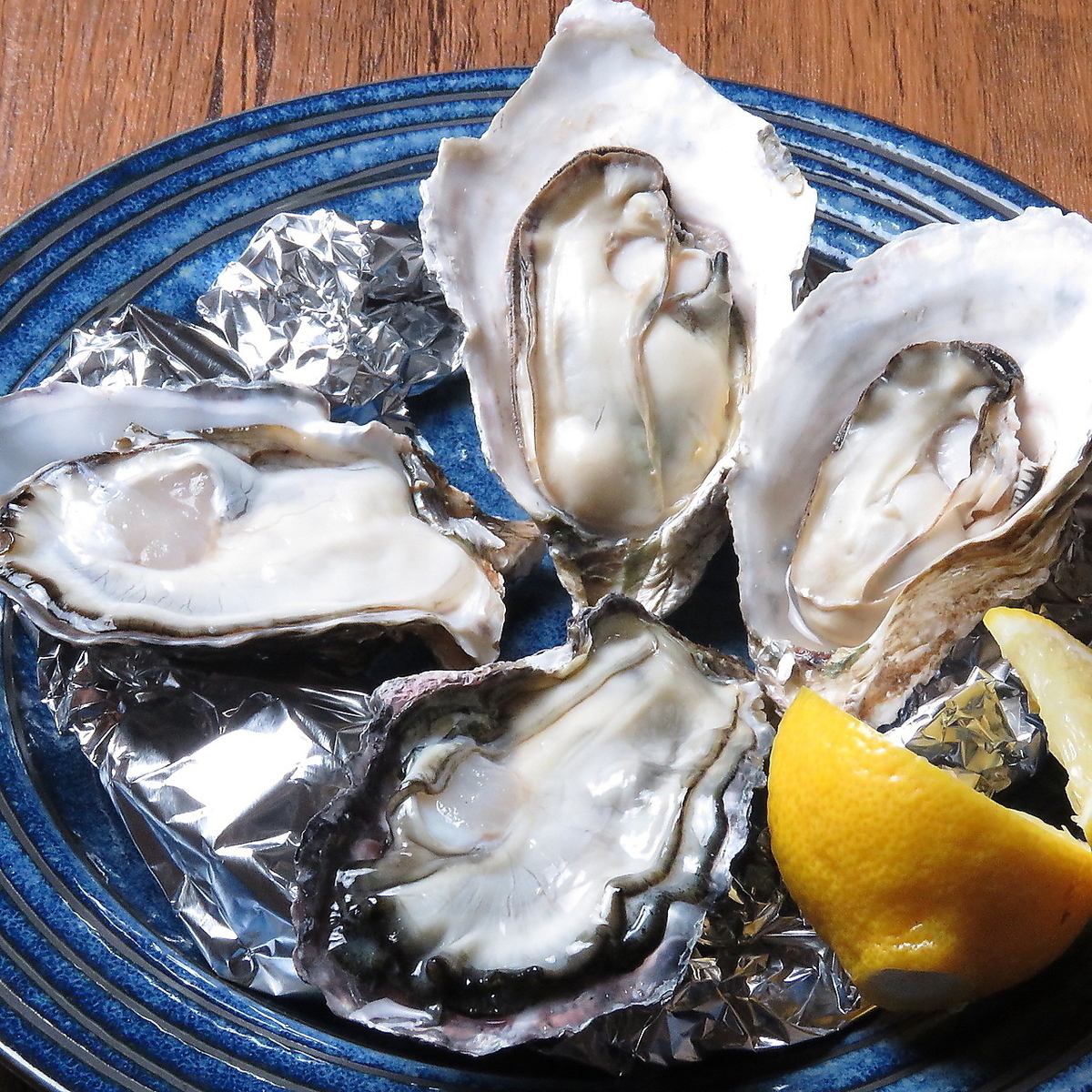 Oysters x Lemon ◆ Enjoy Hiroshima's specialties in luxury ◆ Open along the Kyobashi riverbed ♪ All-you-can-drink course is popular