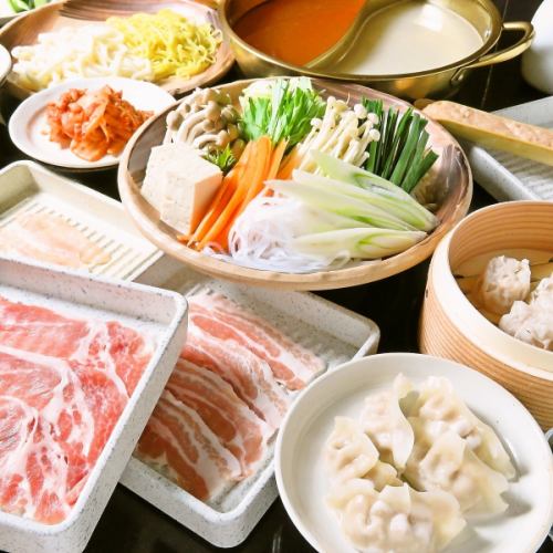 8種類の鍋出汁から選べるお肉、野菜などの食べ放題♪