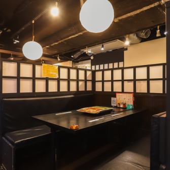 【広々とした店内で食べ放題！】　1名様～6名様までご利用可能なテーブル席を複数ご用意しております。もちろんテーブル席をまたいでの中人数～大人数(最大72名)のご利用も可能です！テーブル席に仕切りもございますので半個室風な雰囲気でお楽しみいただけます！