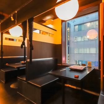 【予約がおすすめ☆】　窓側のお席では新宿の夜景も楽しめるので、デートやご旅行のお客様も多くいらっしゃいます。土日祝はお昼も営業中です！　また予約限定でお得なクーポンもございますので予約がおすすめです♪