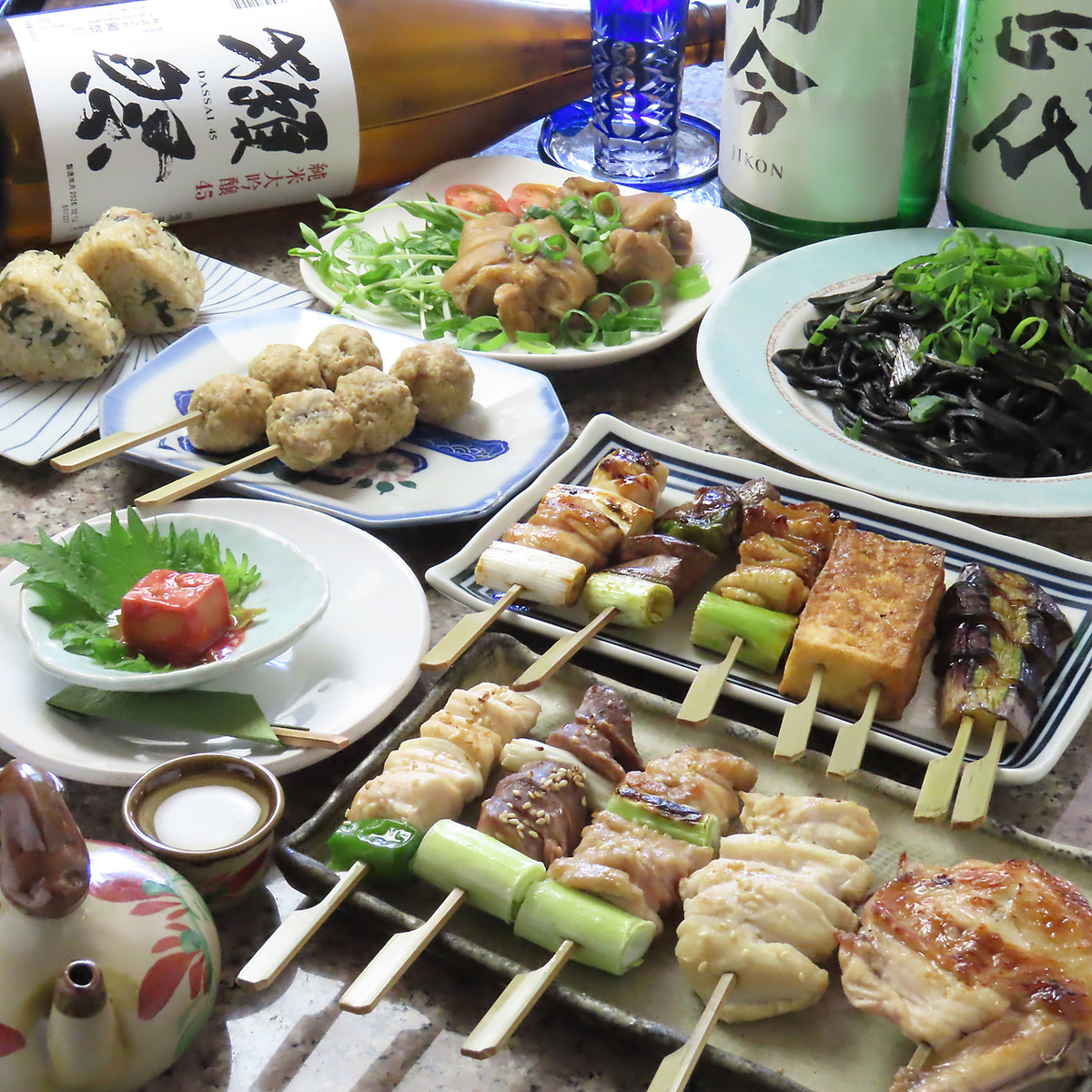 味に深みのある広島県高宮町産の地鶏をはじめ素材にこだわった料理の数々を堪能。
