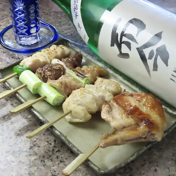 高宮鶏の極上焼き。自家製タレと蒲刈の藻塩で味わう、遠赤外線仕上げのしっとり旨味をご堪能ください。