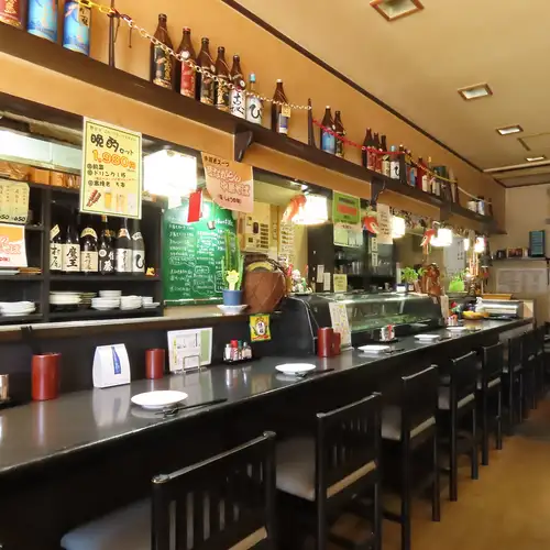 <p>ヒゲの似合う渋いオーナーが温かく迎えてくれる当店。お酒の知識も豊富で、その日の気分に合わせて最適な一杯をアドバイスしてくれるのも嬉しいポイントです。居心地の良いカウンター席は、お一人様でも気兼ねなく過ごせる特等席。大人の隠れ家のような空間で、オーナーとの会話を楽しみながら贅沢なひとときを。</p>