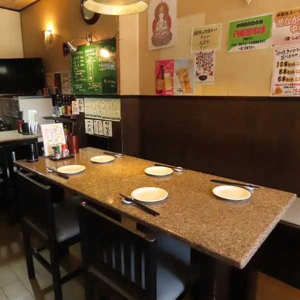 ゆったりと配置されたテーブル席は、落ち着いて食事を楽しみたい方に最適です。広々とした空間は、少人数での語らいから大人数での宴会まで幅広く対応可能。周りを気にせず、美味しい料理と共に賑やかなひとときをお過ごしいただけます。各種お集まりの際は、ぜひ当店で大切な仲間と特別な時間をお楽しみください。