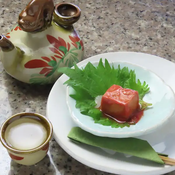 琉球の至宝、東洋のチーズ「豆腐よう」と泡盛セット。王朝伝来の濃厚なコクとなめらかな舌触りを。