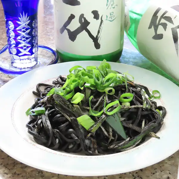 濃厚な海の幸！もちもち食感がたまらない「八重山そばのイカスミ焼きそば」誰もが唸る驚きの旨味。