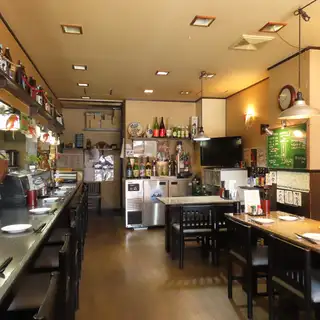 4名様掛けのテーブル席を2卓ご用意しております。少人数でのご会食や、ご家族・ご友人との大切なひと時に最適なプライベート空間です。落ち着いた雰囲気の中で、心地よい時間と当店自慢のお料理をゆったりとお楽しみいただけます。皆様のご来店を、スタッフ一同心よりお待ちしております。