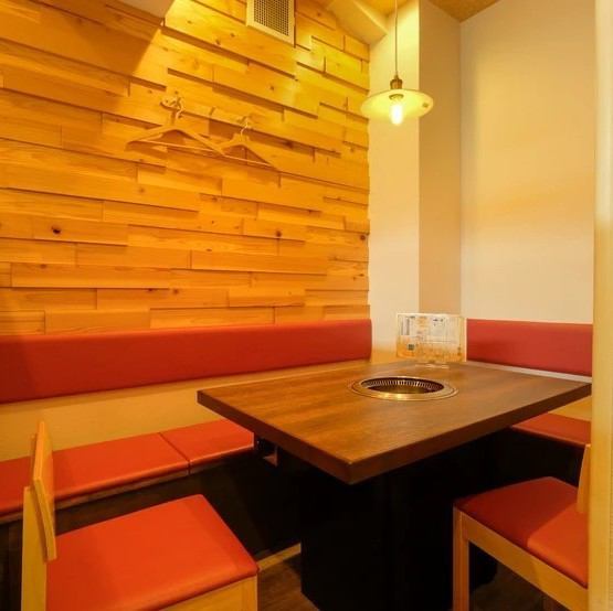 お子様連れの方にうれしいポイントが盛りだくさん！お子様歓迎で、お子様用食器もご用意しております。また、お子様椅子はございませんが、ベビーカーのままお入りいただけます◎換気もバッチリなので、匂いを気にせず焼肉を楽しめるのが女性にも嬉しい！近隣のファミリーや地元の方々にも愛されています！