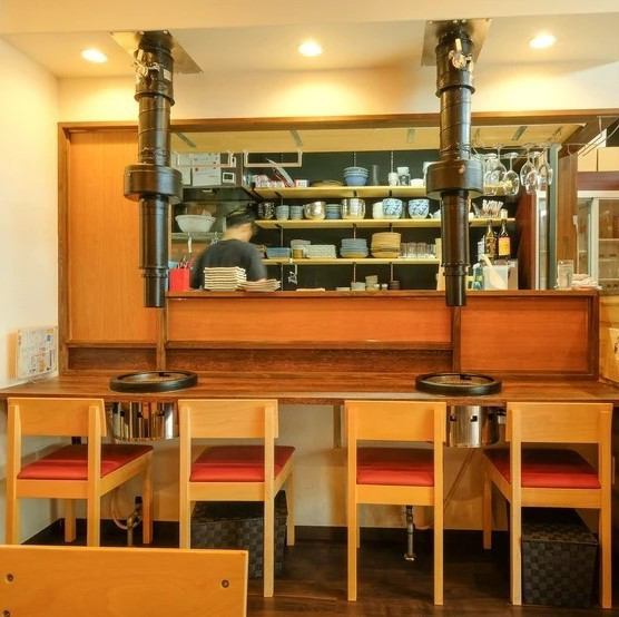 2人で並んで座ることができるカウンター席があるため、カップルやご夫婦にオススメ◎もちろんお一人様も大歓迎です！店内は木の温もりを感じられるウッディな空間が広がり、まるで自宅にいるかのような居心地の良さ◎厳選されたこだわりの焼肉を存分に楽しめる、贅沢な時間をお過ごしいただけます♪