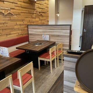 落ち着いたアットホームな雰囲気の店内。木の温もりを感じられるウッディな空間が広がり、まるで自宅にいるかのような居心地の良さです◎カップル、ご友人、ご家族、同僚と…様々なシーンでご利用いただけるお店となっております!アットホームな雰囲気でホッとひと息つけるような心地良さを提供しております♪