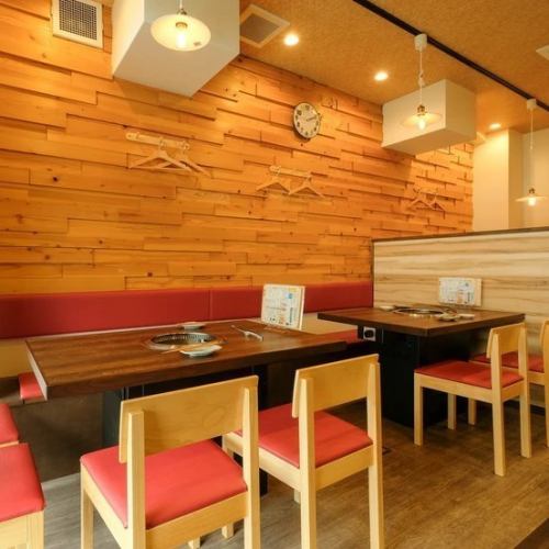 10人まで対応可能なテーブル席は各種宴会にもぴったり◎少人数の宴会にもぴったりで、遠方からのお客様にもぜひお越しいただきたい空間です!ご家族連れや、近隣のスポーツの打ち上げ、会社宴会など様々なシーンの飲み会・宴会でご利用可能となっておりますので、ご来店・ご予約などぜひお待ちしております☆