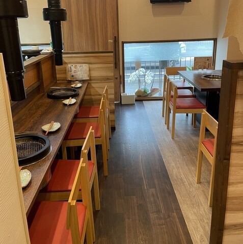 木の温もりを感じられるウッディな空間。お子様連れの方にうれしいポイントが盛りだくさん!お子様歓迎で、お子様用食器もご用意しております。また、お子様椅子はございませんが、ベビーカーのままお入りいただけます◎換気もバッチリなので、匂いを気にせず焼肉を楽しめるのが女性にも嬉しいポイントです☆