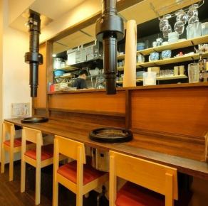 もちろん、お一人様も大歓迎です!アットホームで落ち着いた雰囲気ですので、ゆっくりとお一人でのお時間を楽しんでいただけます。こちらはキッチンの目の前ですので、店主へのご注文やお声掛けがしやすいお席となっております!その日のおすすめなどお気軽にご質問ください♪美味しい焼肉とお酒をぜひご堪能くださいませ!