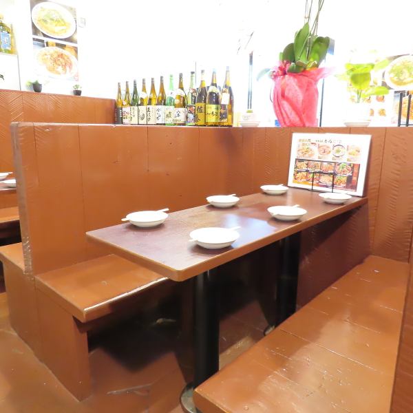 少人数での利用にもぴったりなテーブル席も充実。気軽な飲み会やカジュアルなデート、女子会など、さまざまなシーンで使いやすい空間です。手作り中華を囲みながら、肩ひじ張らずに過ごせる雰囲気が人気。親しい仲間との食事にもおすすめです。