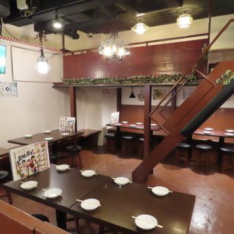 店内の中心に並ぶテーブル席は、4名掛けを中心とした使いやすいレイアウト。明るすぎない照明と温かみのある雰囲気で、ゆっくり食事を楽しみたい方にぴったりです。