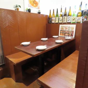 テーブル席はグループ利用に最適で、食事をシェアしながら楽しめるのが特徴。料理の香りや音が心地よく、自然と会話が弾みます。深夜2時まで営業しているため、遅めのスタートでも安心。