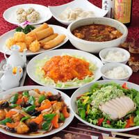 店内には4名掛けのテーブル席を中心に、ゆったりとした空間が広がります。人数の多いグループでも隣席を気にせず楽しめるレイアウトで、仲間との食事や宴会にも最適です。明るすぎず落ち着いた照明が心地よく、食事と会話の両方をゆっくり満喫できる雰囲気が魅力です。