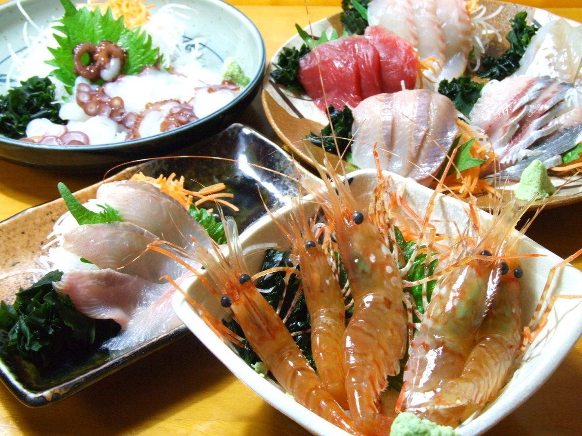 我們特別關注函館海，並提供在函館海中捕獲的新鮮海鮮。精心挑選的海鮮居酒屋