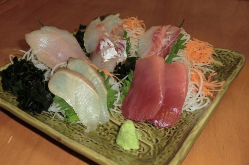 Seasonal sashimi entrusted assortment (1 serving)