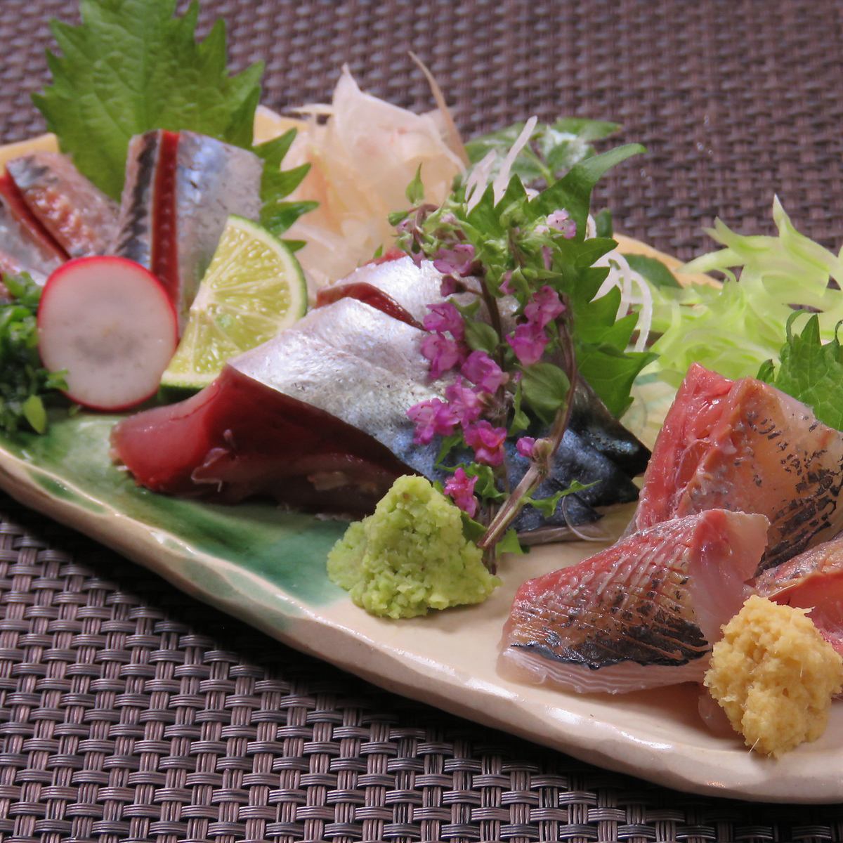 We provide fresh fish purchased directly from Toyosu Market.