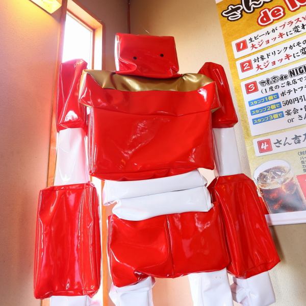 进入入口后，Sankichi Tsukuba的吉祥物机器人欢迎您！毕业的工作人员成功了。请来看看Yoshikatsu Tsukuba商店的机器人，充满乐趣！