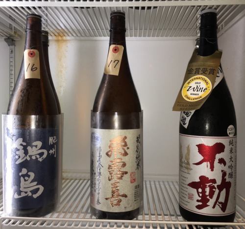 A variety of sake from all over the country that the store manager is proud of