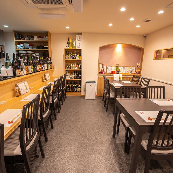 ≪Store Atmosphere Information≫ Contrary to the impressive exterior with its red and black walls, as soon as you step inside, you will find yourself in a soft, Japanese-style atmosphere♪ Relax with a carefully selected drink in your hand in the cozy interior of the store. Enjoy your meal with